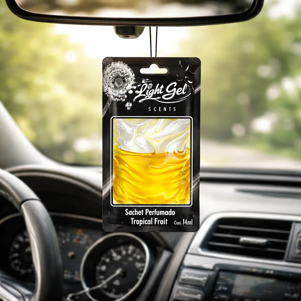 Ambientador gel para carro Light Gel tipo sachet con aroma Tropical Fruit colgado en el espejo retrovisor.