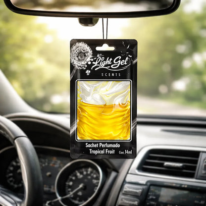 Ambientador gel para carro Light Gel tipo sachet con aroma Tropical Fruit colgado en el espejo retrovisor.