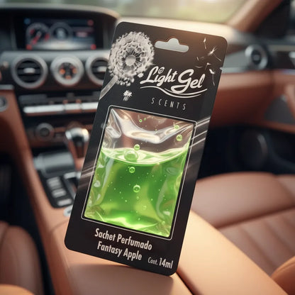 Ambientador gel para carro Light Gel tipo sachet perfumado Fantasy Apple en un vehículo.