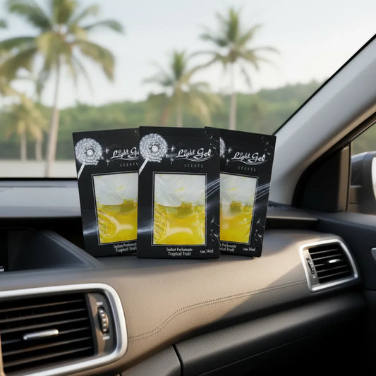 Ambientador gel para carro Light Gel en sabor Tropical Fruit, colocados en el tablero de un vehículo.